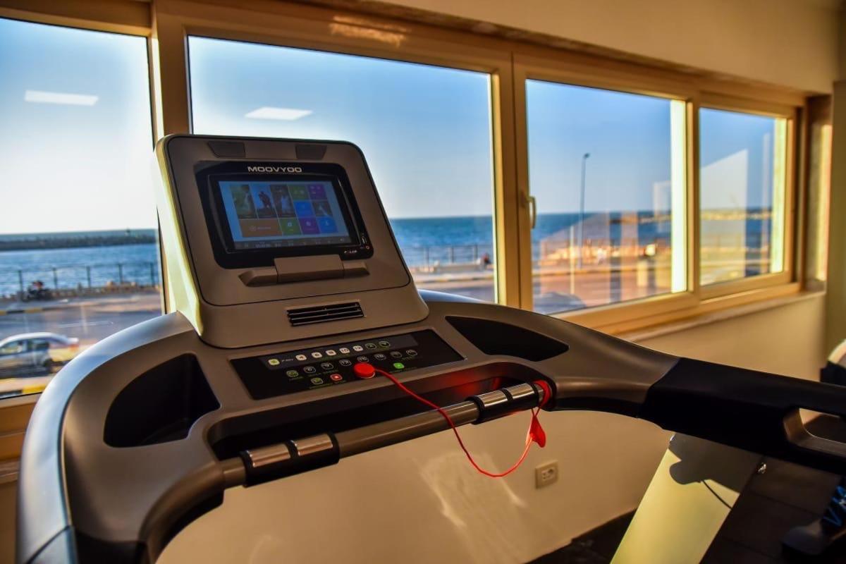 אלכסנדריה Fleet Club Mahrousa מראה חיצוני תמונה A treadmill with a touchscreen display