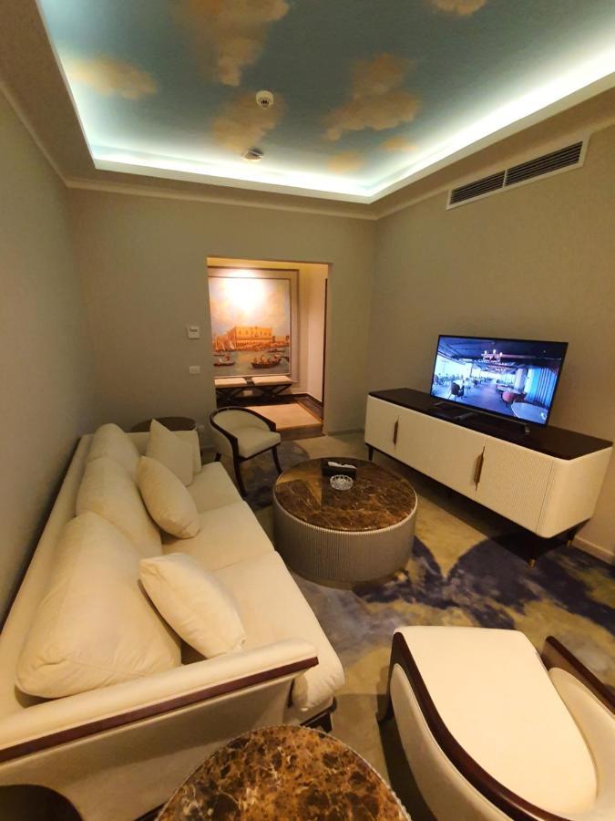 אלכסנדריה Fleet Club Mahrousa מראה חיצוני תמונה A living room in a suite at the hotel