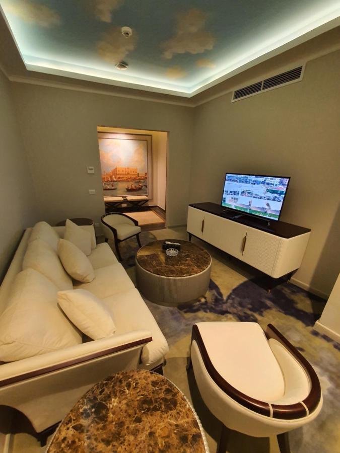 אלכסנדריה Fleet Club Mahrousa מראה חיצוני תמונה A living room in a suite at the hotel